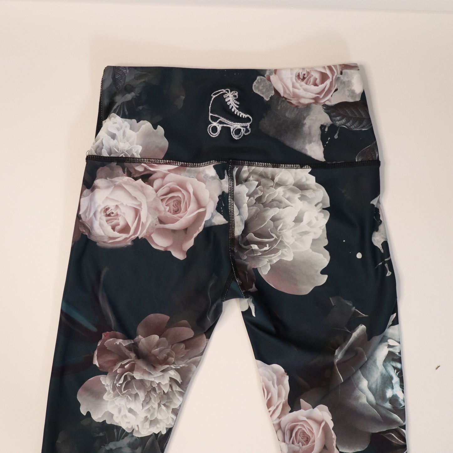 Preowned Roller Skate Leggings Size Small