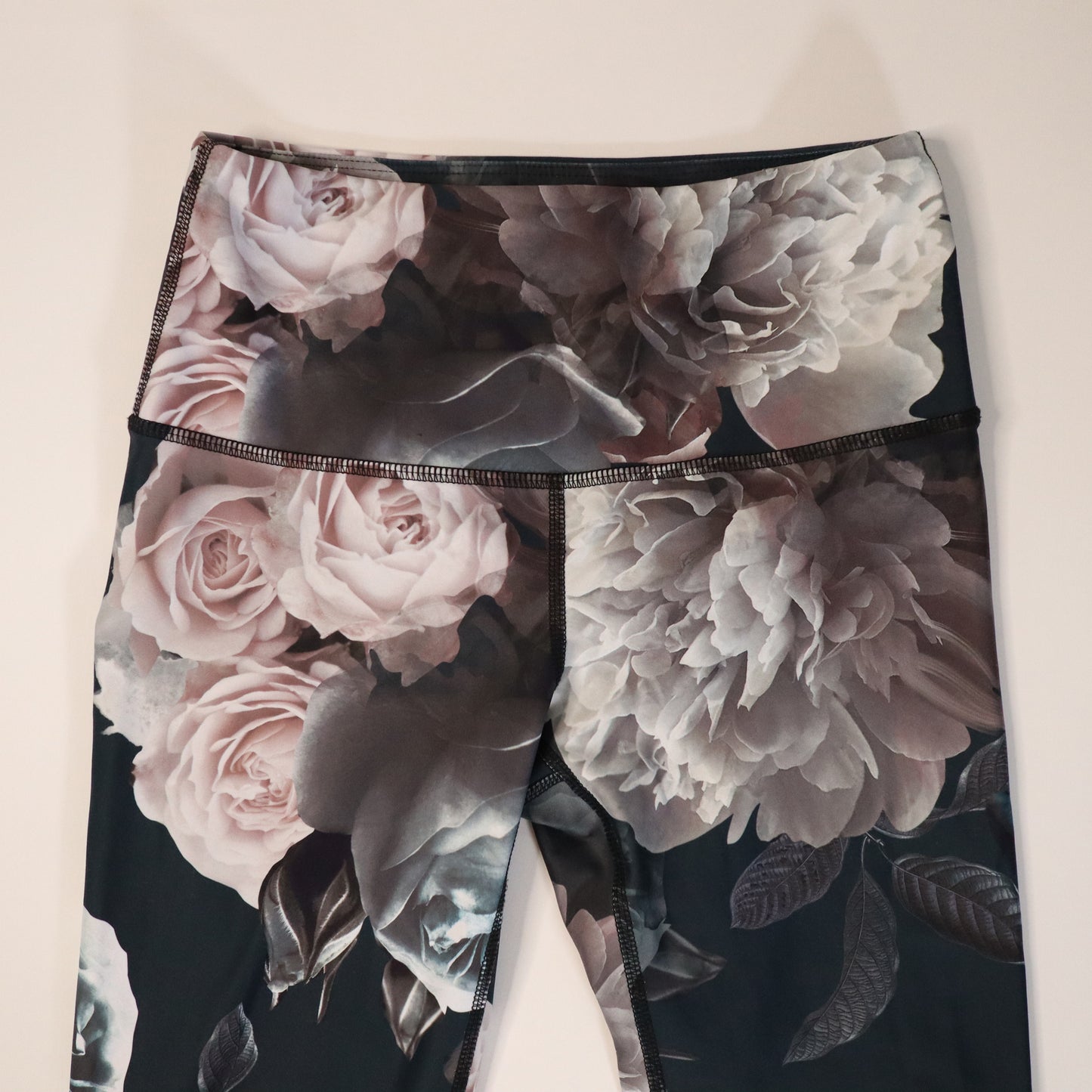 Preowned Roller Skate Leggings Size Small